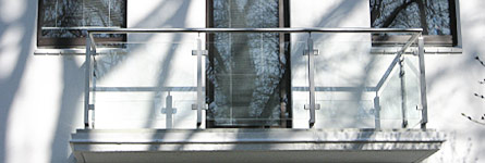 Balkonbrüstung Edelstahl und Glas